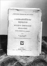 Nejstarší český literární dokument o podání neuroaxiální analgezie v chirurgii (Jedlička R., 1900)