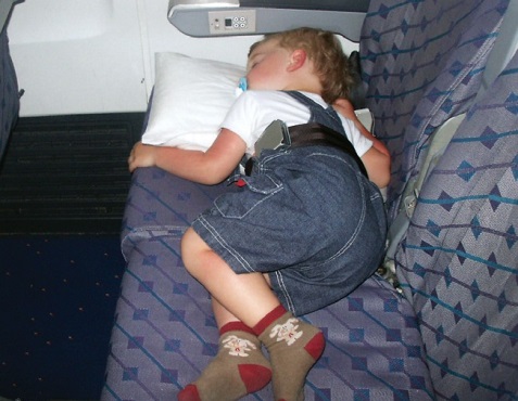 spící dítě v letadle (T: Hygiena)