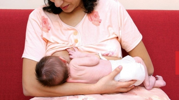 Poloha při kojení v sedě - obrázek